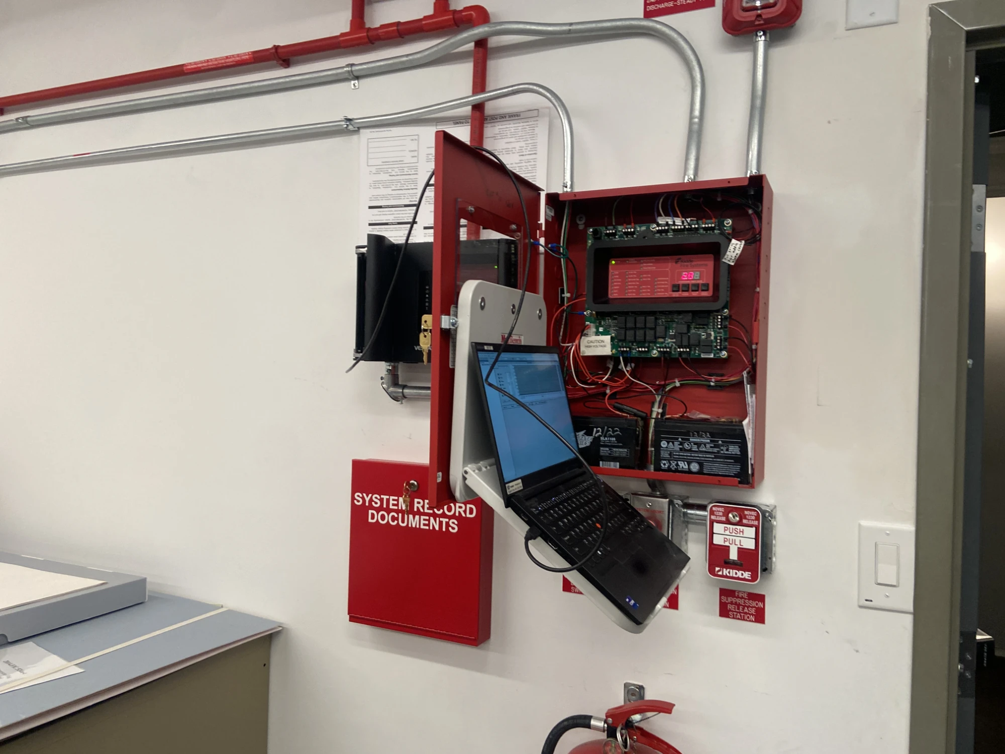Panel de control direccionable de alarma contra incendio instalado