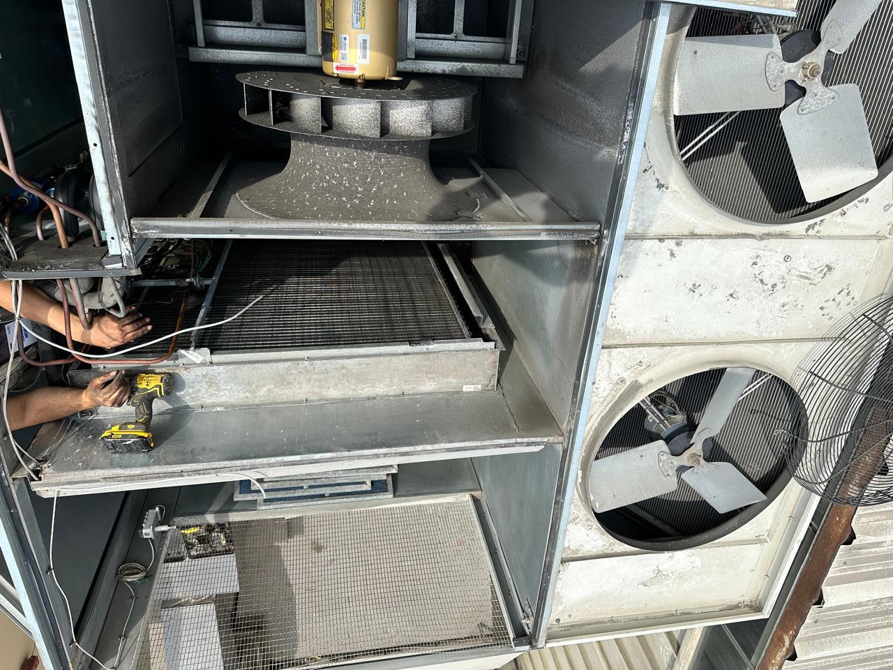 Mantenimiento de equipo HVAC: limpieza de serpentín y ventiladores en unidad de azotea