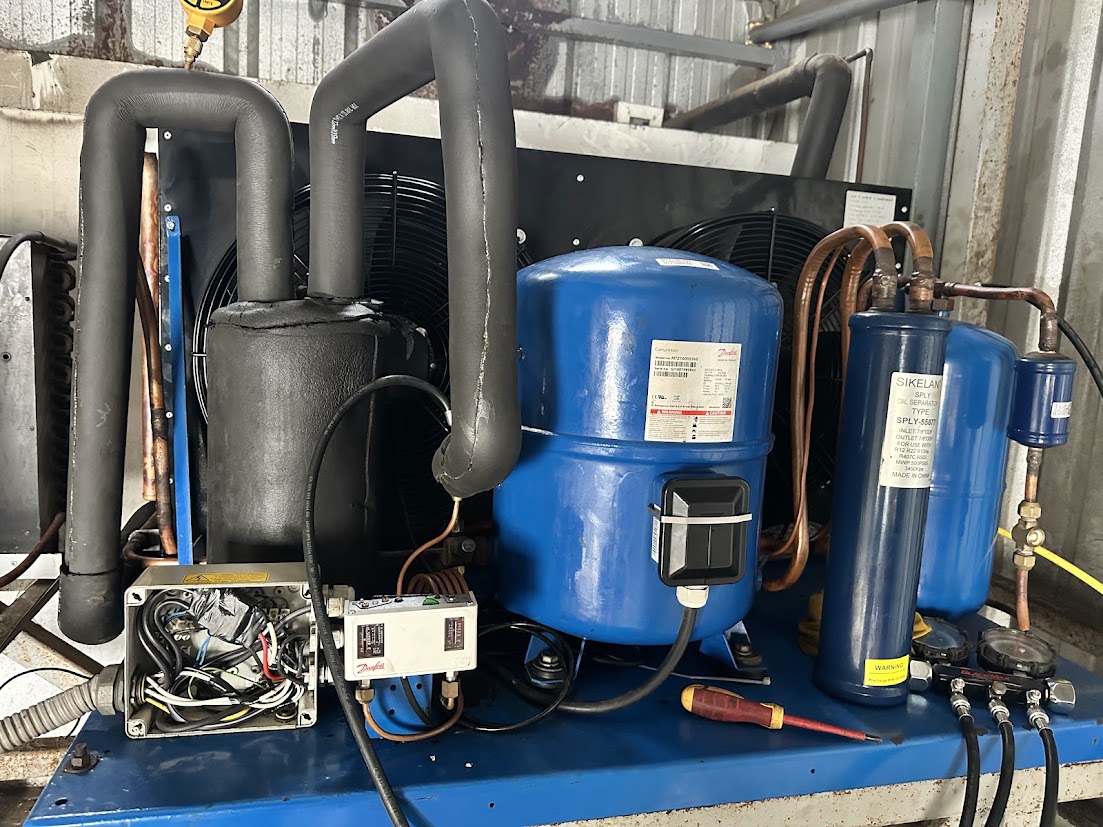 Unidad de refrigeración industrial: compresor, separador de aceite y líneas de succión